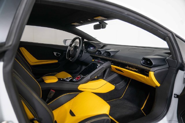 Used 2020 Lamborghini Huracan EVO RWD image 24