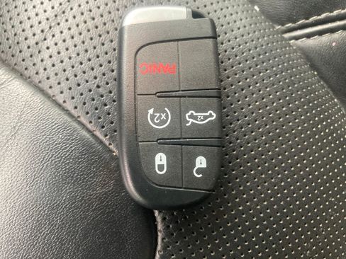 Used 2019 Jeep Cherokee Limited image 39