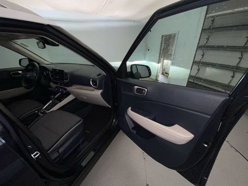 Used 2023 Hyundai Venue Limited FWD image 24