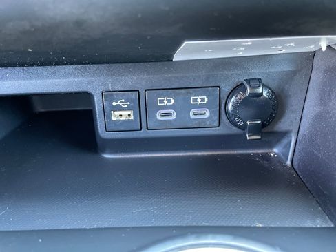 Used 2023 Toyota Highlander XLE AWD/4WD image 27