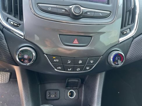 Used 2019 Chevrolet Cruze LT FWD image 26