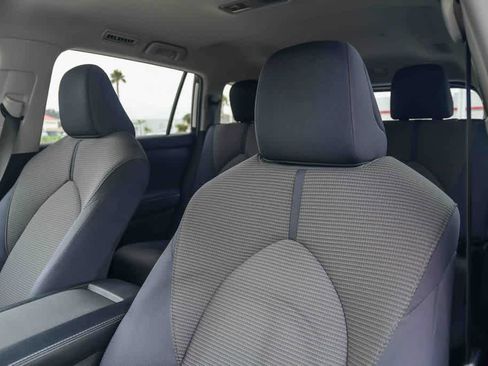 Used 2023 Toyota Highlander LE FWD image 17