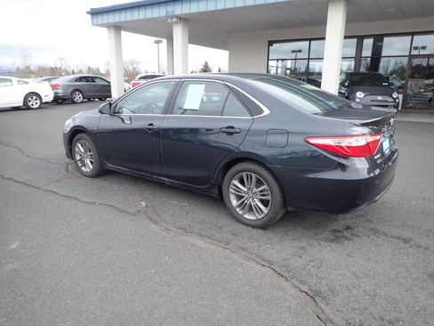 Used 2017 Toyota Camry SE FWD image 3