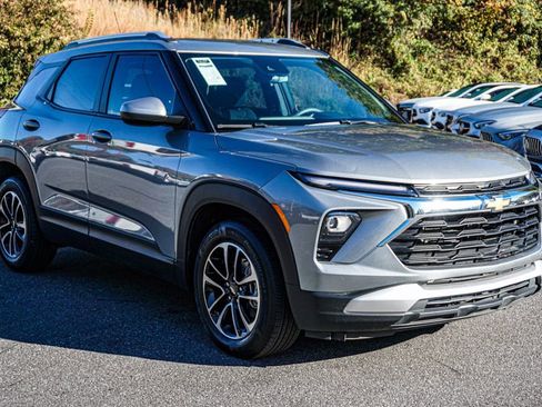 Used 2025 Chevrolet TrailBlazer LT image 3