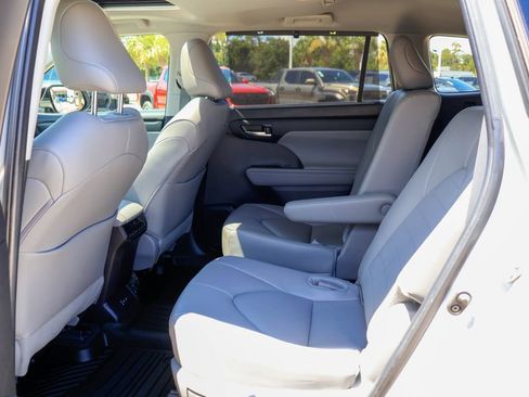 Used 2024 Toyota Highlander XLE FWD image 11