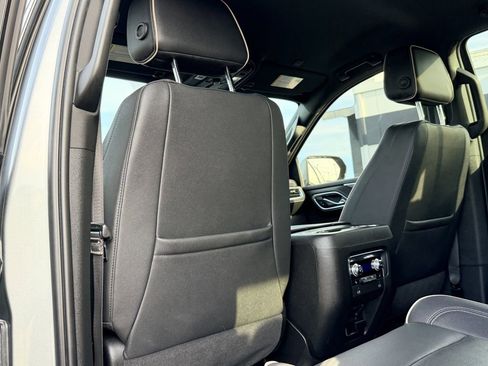 Used 2023 GMC Yukon SLT w/ SLT Luxury Package image 18