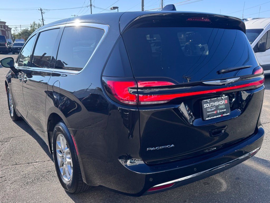 Used 2025 Chrysler Pacifica Select FWD image 5