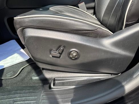Used 2025 Chrysler Pacifica Limited FWD image 33