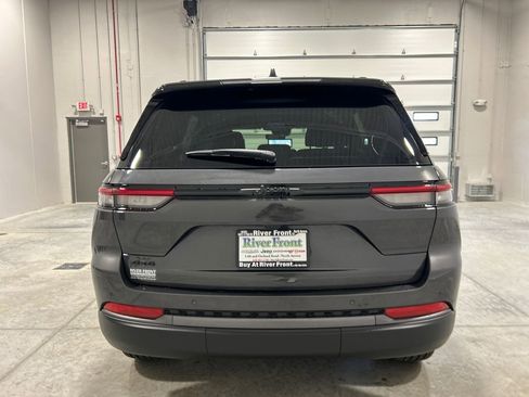 New 2026 Jeep Grand Cherokee Altitude image 7