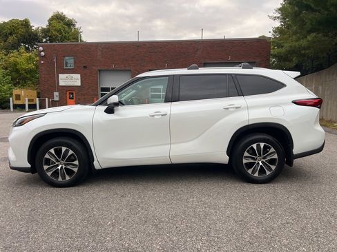 Used 2022 Toyota Highlander XLE image 2