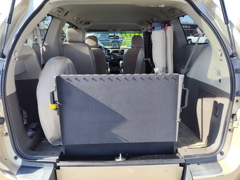 Used 2011 Toyota Sienna LE image 6