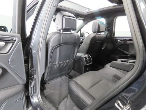 Certified 2025 Porsche Macan AWD/4WD image 44