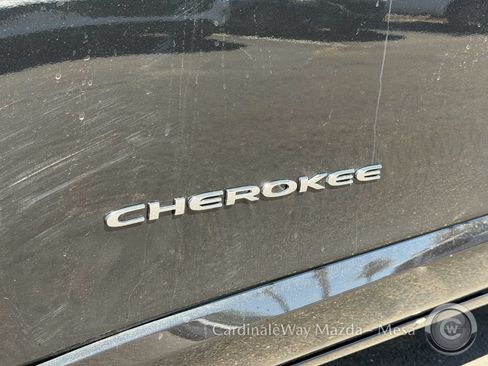 Used 2016 Jeep Cherokee Overland w/ Technology Group FWD image 8