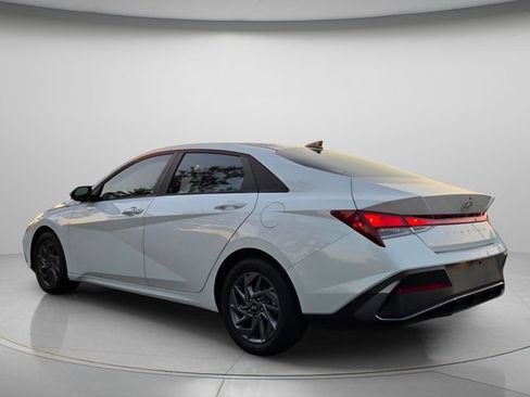 Used 2024 Hyundai Elantra SEL FWD image 6