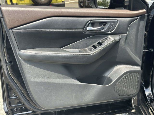 Used 2023 Nissan Rogue SL AWD/4WD image 16