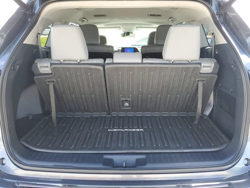 Used 2023 Toyota Highlander XLE AWD/4WD image 9
