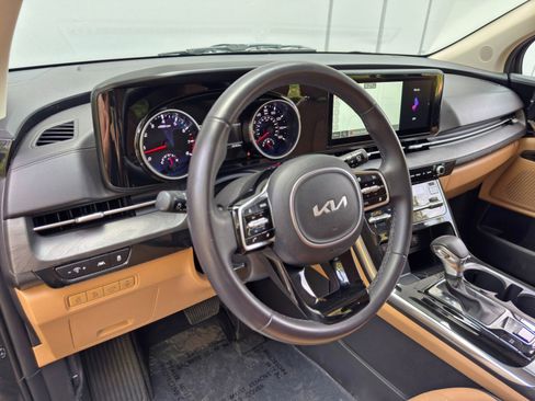 Used 2024 Kia Carnival EX image 12