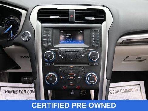 Used 2017 Ford Fusion SE FWD image 17