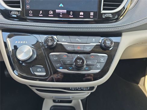 Used 2024 Chrysler Pacifica Limited FWD image 28