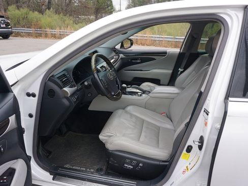 Used 2016 Lexus LS 460 w/ Comfort Package image 2