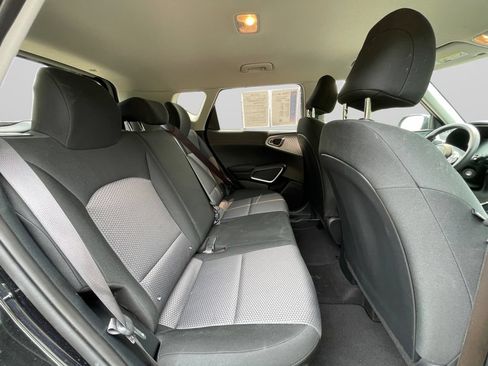 Used 2025 Kia Soul LX w/ LX Technology Package FWD image 14