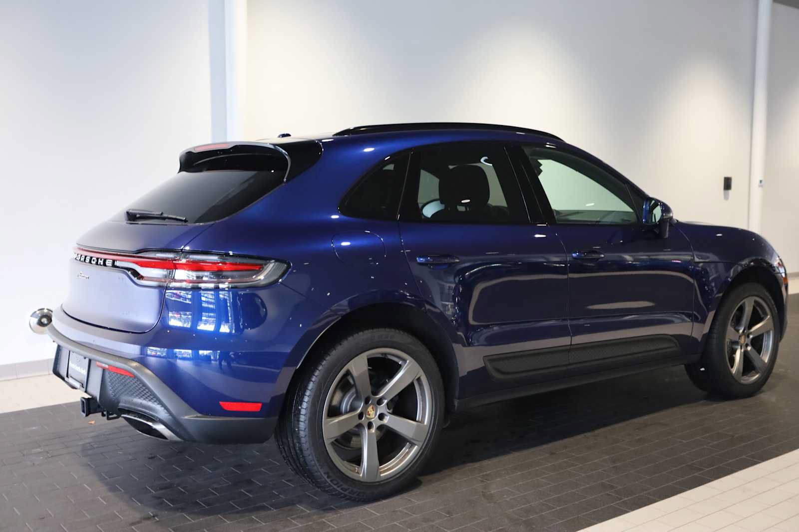 Used 2025 Porsche Macan AWD/4WD image 7