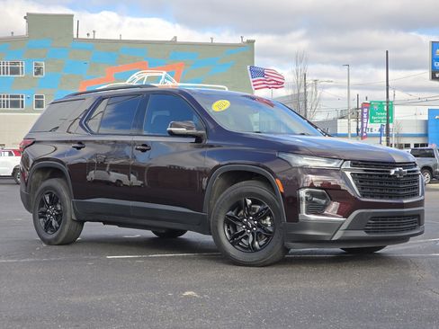 Used 2023 Chevrolet Traverse LT image 2