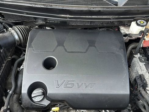 Used 2021 Chevrolet Traverse LT image 36
