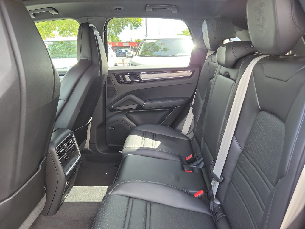 Used 2023 Porsche Cayenne Platinum Edition AWD/4WD image 13