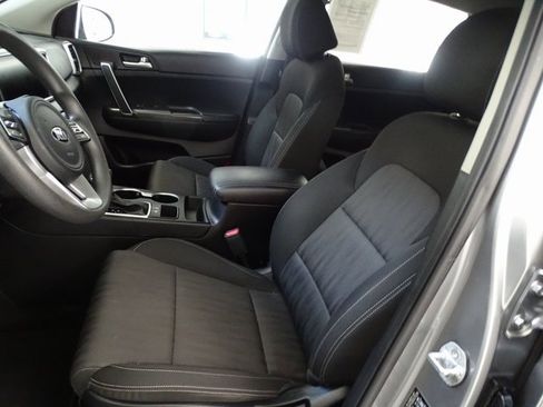 Used 2022 Kia Sportage LX image 2