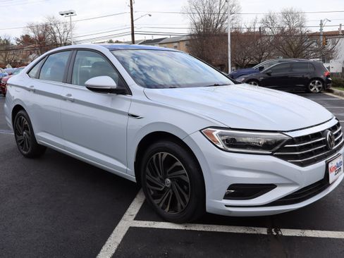 Used 2019 Volkswagen Jetta SEL Premium image 1