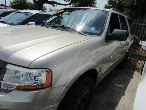 Used 2017 Ford Expedition Limited w/ Equipment Group 301A RWD image 3