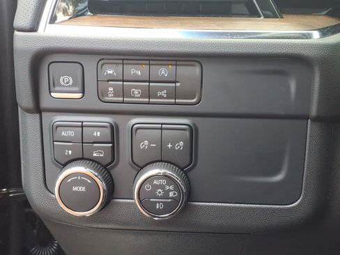 Used 2025 Chevrolet Suburban High Country AWD/4WD image 11