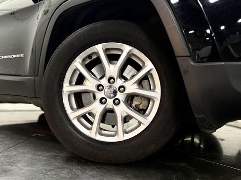 Used 2017 Jeep Cherokee Latitude w/ Cold Weather Group image 10