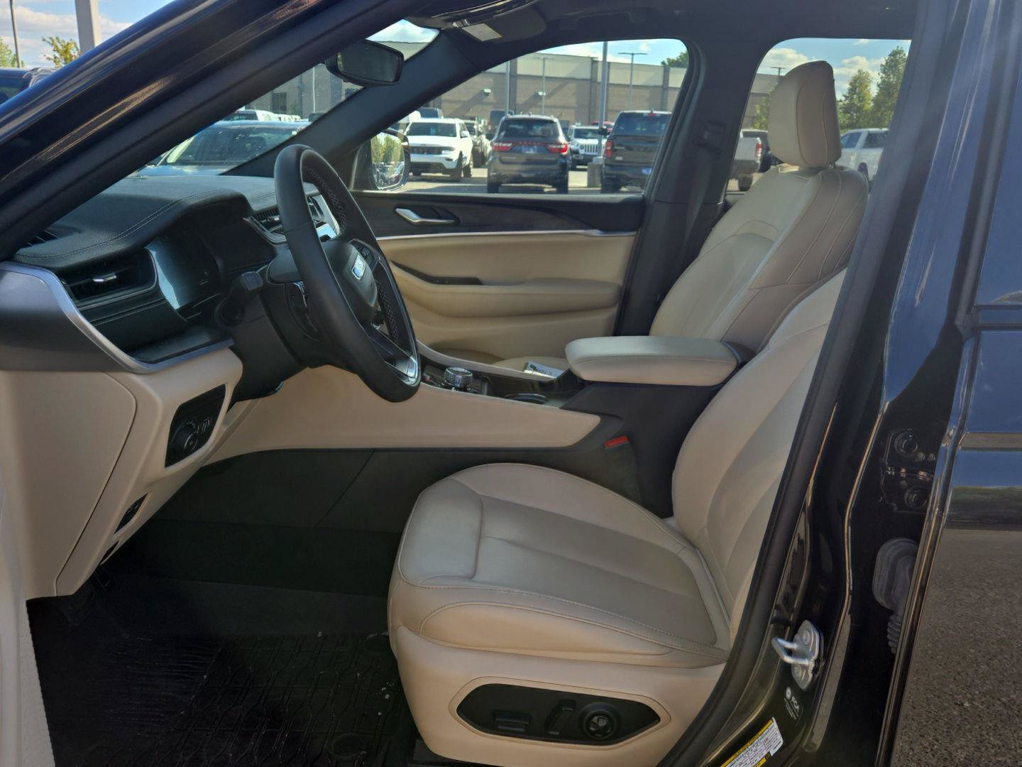 Used 2024 Jeep Grand Cherokee L Limited AWD/4WD image 16