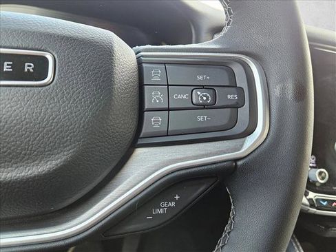 Used 2025 Jeep Wagoneer L Series II w/ Premium Group I image 28