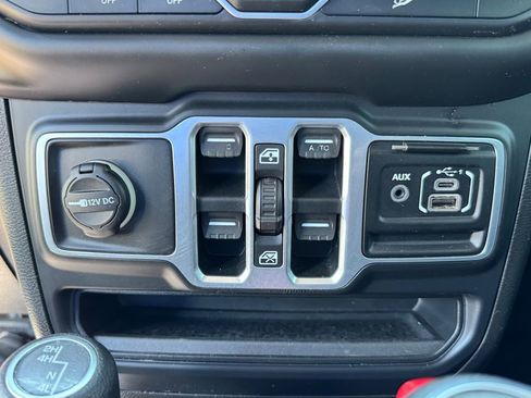 Used 2018 Jeep Wrangler Unlimited Sahara image 27