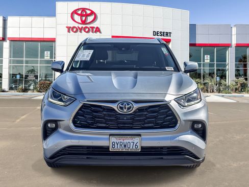 Used 2021 Toyota Highlander Limited AWD/4WD image 3