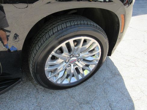 Used 2025 GMC Yukon XL Denali AWD/4WD image 42