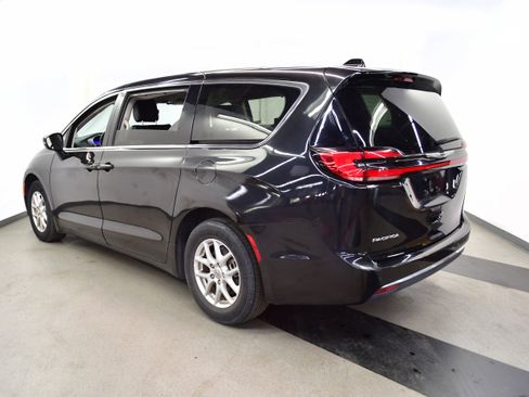 Used 2023 Chrysler Pacifica Touring-L FWD image 5