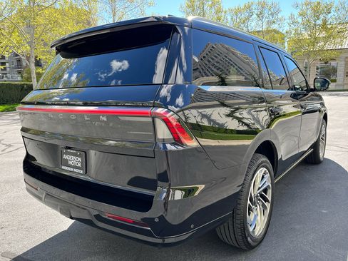 Used 2025 Lincoln Navigator Reserve image 6