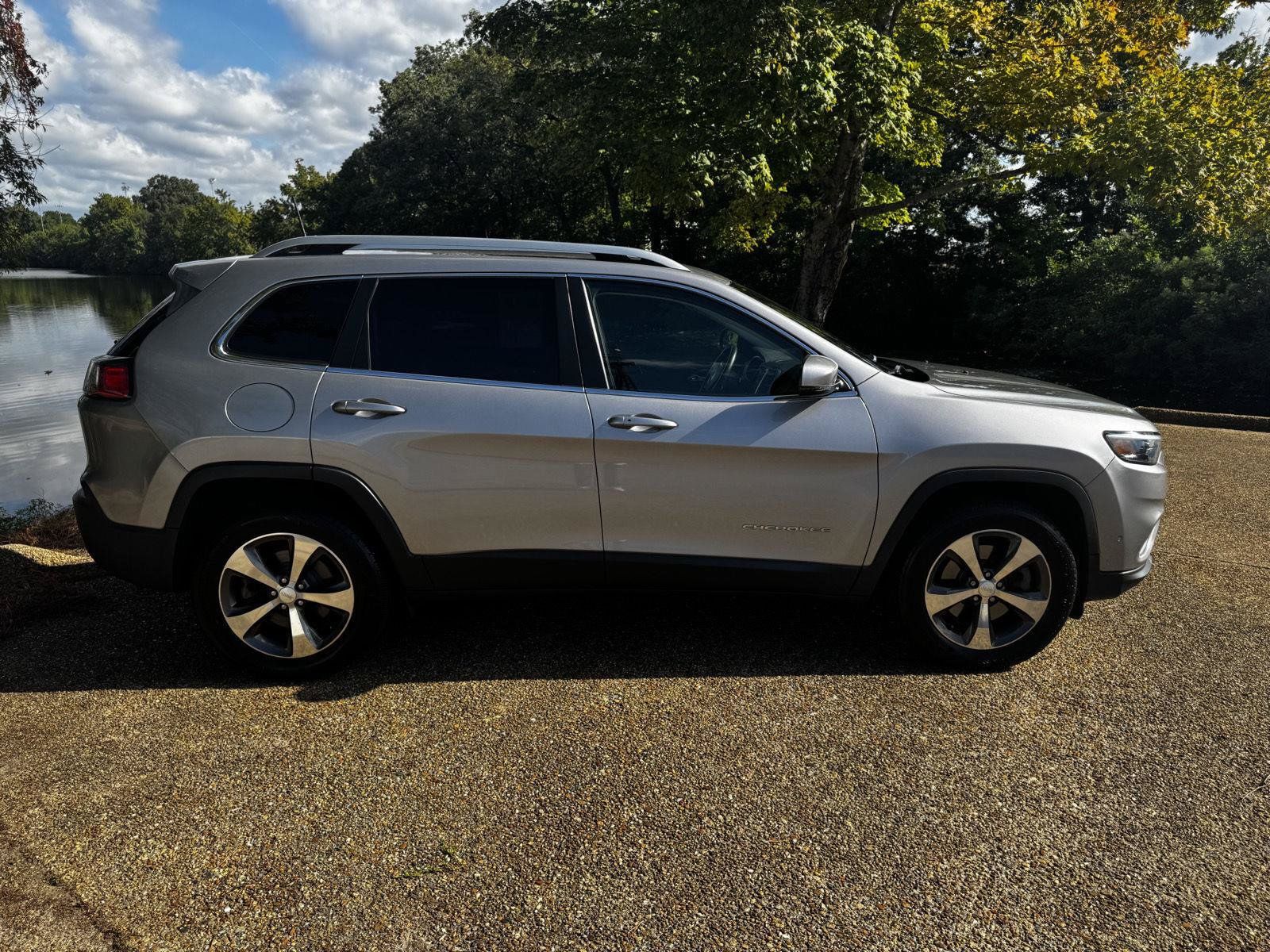 Used 2019 Jeep Cherokee Limited w/ Luxury Group AWD/4WD image 3