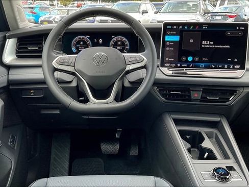 New 2025 Volkswagen Tiguan SE image 17