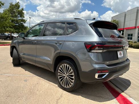 Used 2026 Volkswagen Taos SE FWD image 8