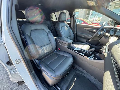 Used 2025 Buick Envista Sport Touring image 36