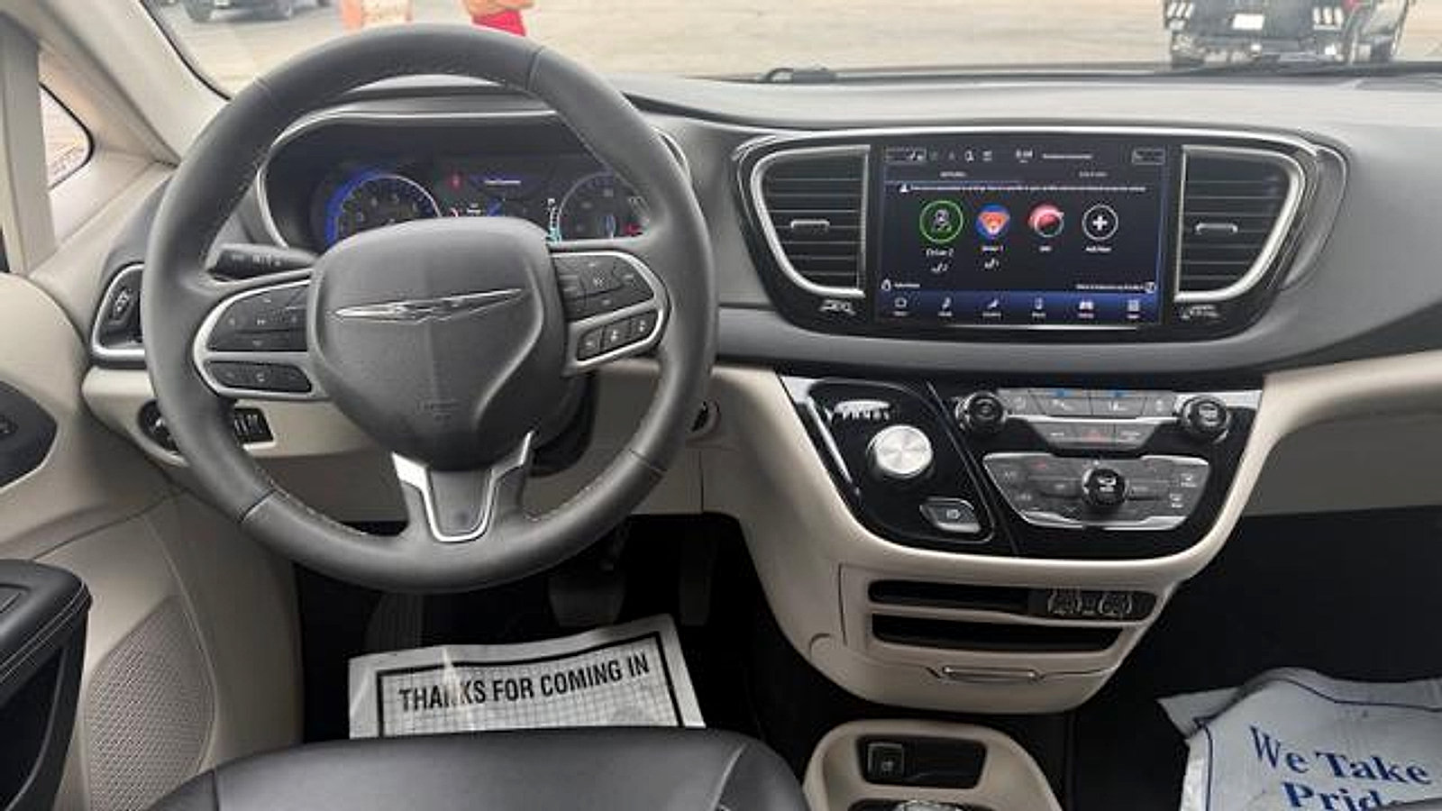 Used 2024 Chrysler Pacifica Touring-L FWD image 12