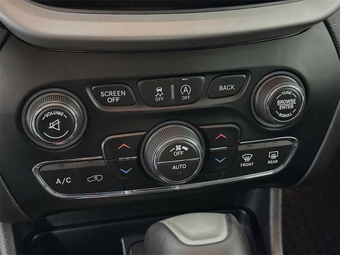 Used 2018 Jeep Cherokee Trailhawk w/ Quick Order Package 27L image 18