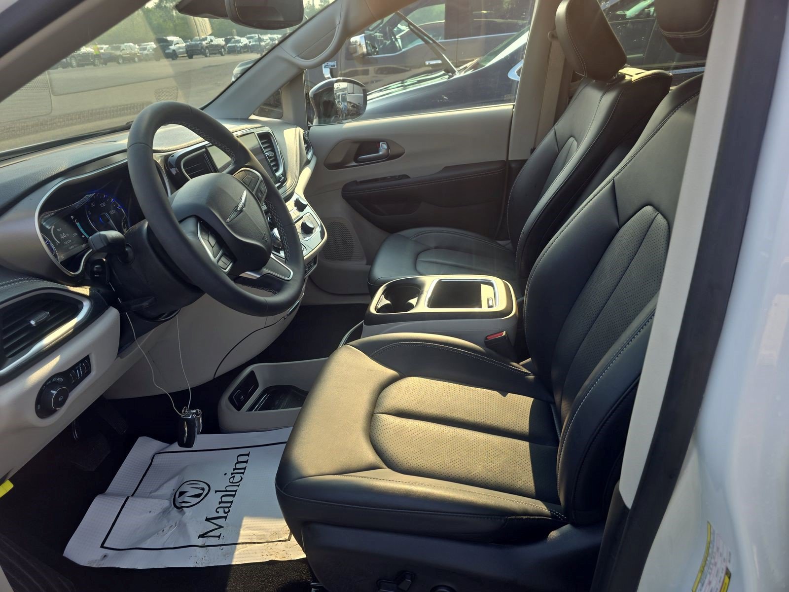 Used 2024 Chrysler Pacifica Touring-L w/ Uconnect Theater Family Group FWD image 7