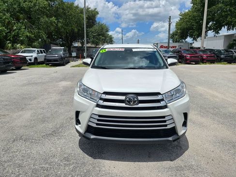 Used 2019 Toyota Highlander LE AWD/4WD image 8
