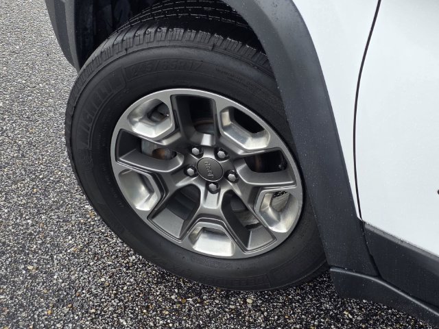 Used 2019 Jeep Cherokee Trailhawk AWD/4WD image 38